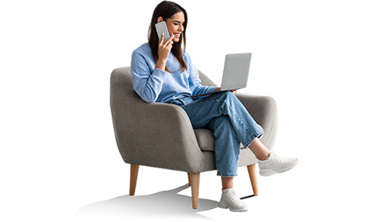 Imagen ilustrativa: Mujer sonriente sentada navegando en su laptop