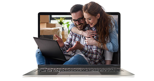 Pareja feliz disfrutando la protección antivirus de su laptop