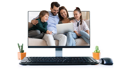 Familia feliz sentada y navegando con seguridad en internet