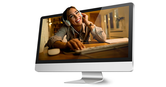 Mujer sonriente con audifonos navegando en internet en su Mac